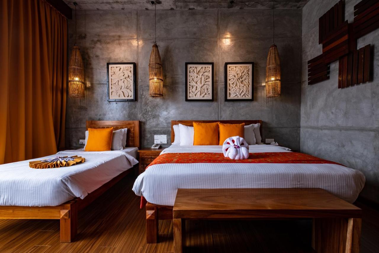 Deluxe Triple Room with City View and Bathtub,747055052:JPEG